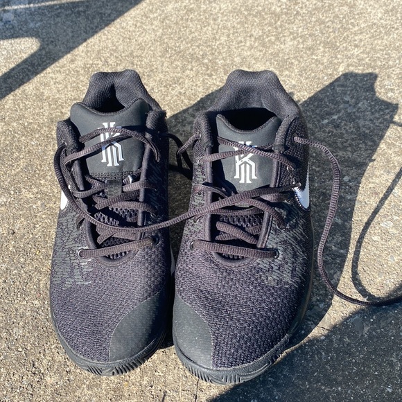 Nike Kyrie Basketball Sneakers - Picture 4 of 10